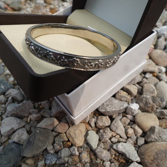 Carved Creations LifeMates Olive Branch Love Bangle Bracelet - Picture 2 of 13